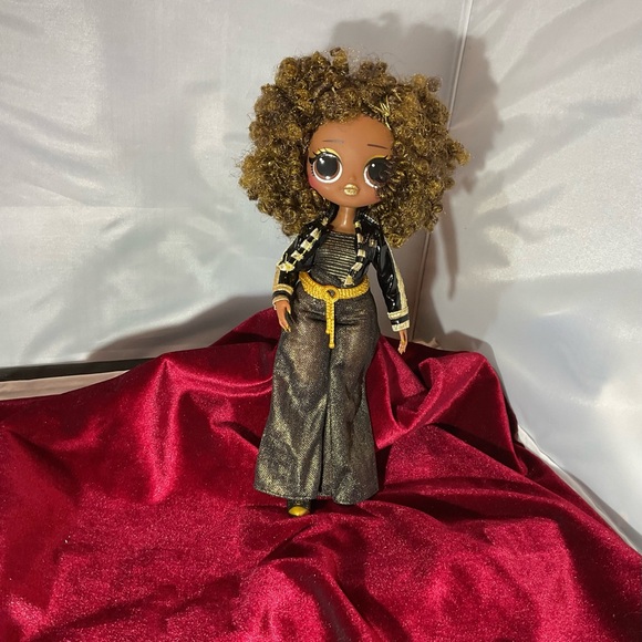 LOL OMG Fierce Royal Bee Doll 2019 - Picture 1 of 2